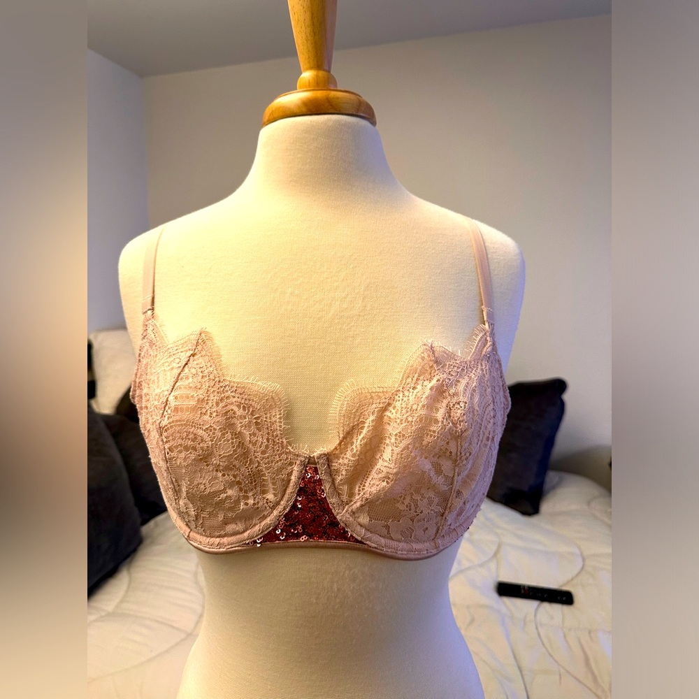 Victoria’s secret dream angels push up bra without padding 32DD in light pink